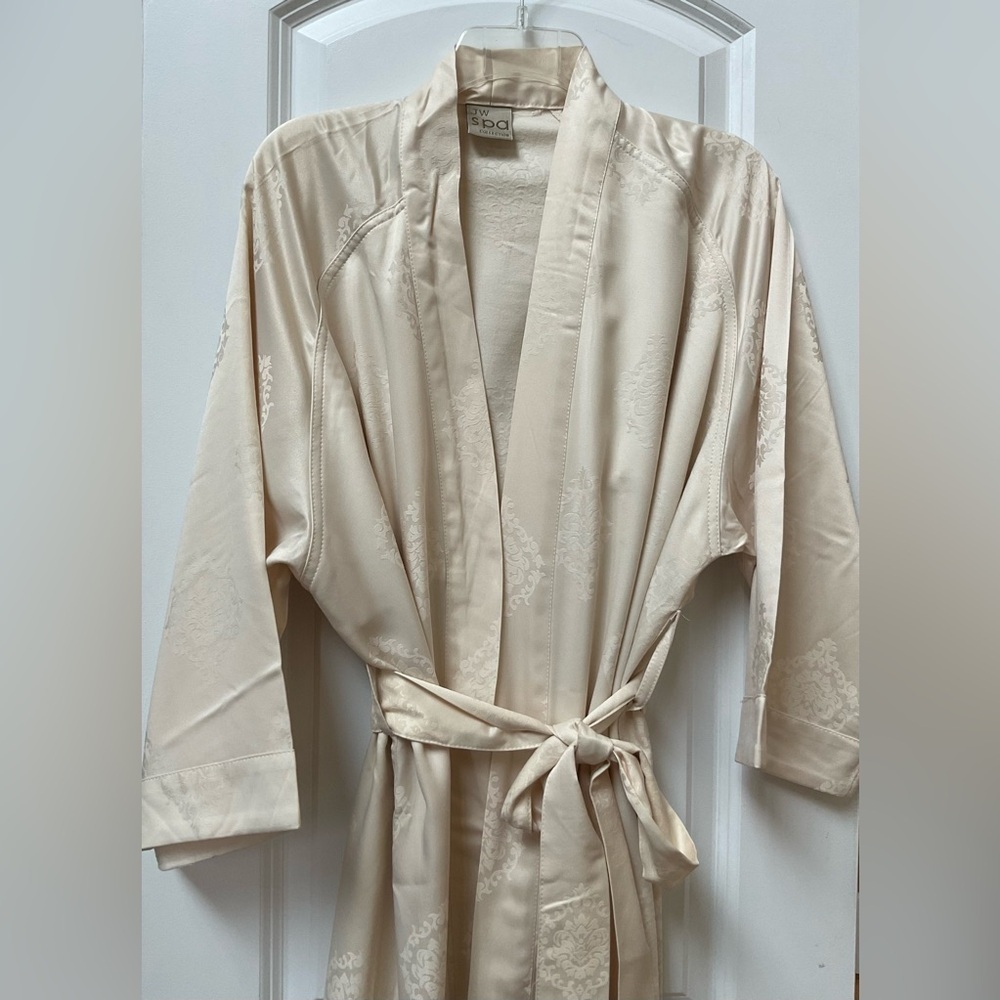 JW Spa Collection (Marriott Hotel) Robe - Picture 2 of 8